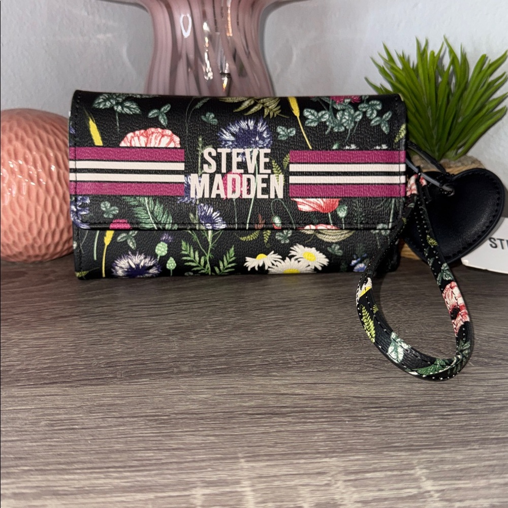 Steve Madden Bkrissy Black Floral Trifold Wristlet - Picture 2 of 14